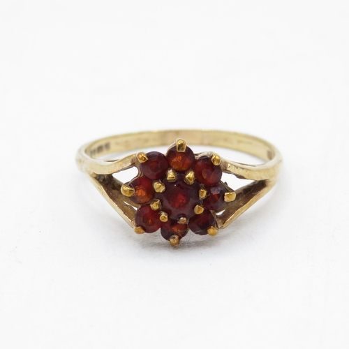 110 - 9ct gold garnet floral cluster ring (2g) Size  O