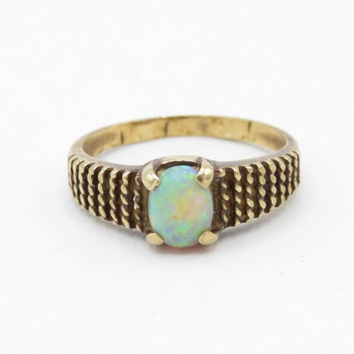 112 - 9ct gold vintage opal dress ring (2.3g) Size  P