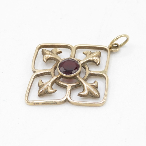 125 - 9ct gold antique garnet fleur de lis pendant (2.9g)