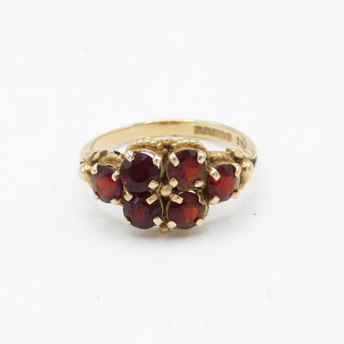 126 - 9ct gold vintage garnet cluster dress ring (2.6g) Size  L