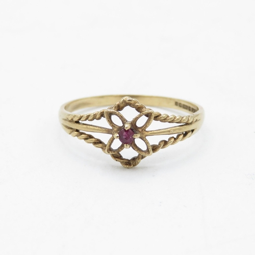 136 - 9ct gold ruby single stone openwork floral ring (1.3g) Size  Q