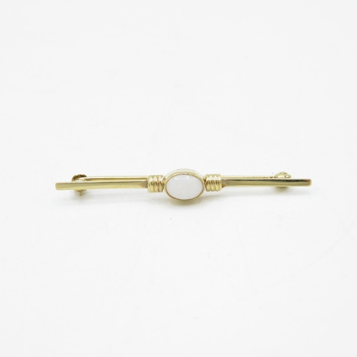 138 - 9ct gold opal bar brooch (1.1g)