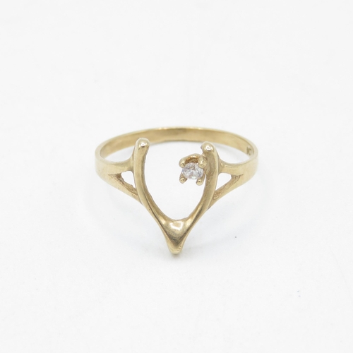 147 - 9ct gold cubic zirconia wishbone dress ring (1.4g) Size  N