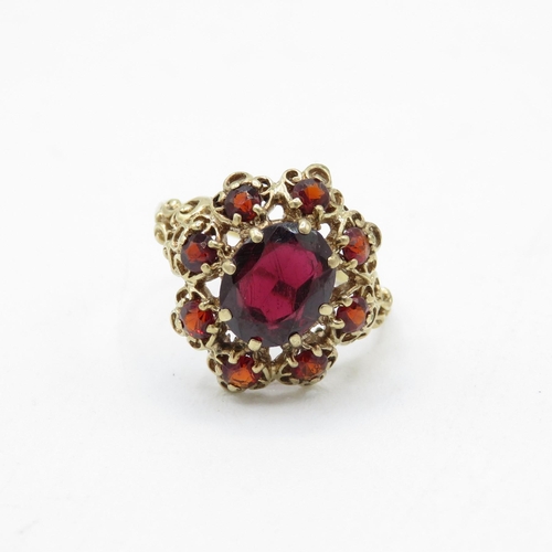 162 - 9ct gold vintage garnet cluster dress ring (3g) Size  N 1/2