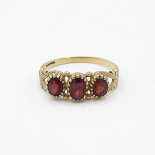 168 - 9ct gold vintage garnet trilogy dress ring (2.1g) Size  Q