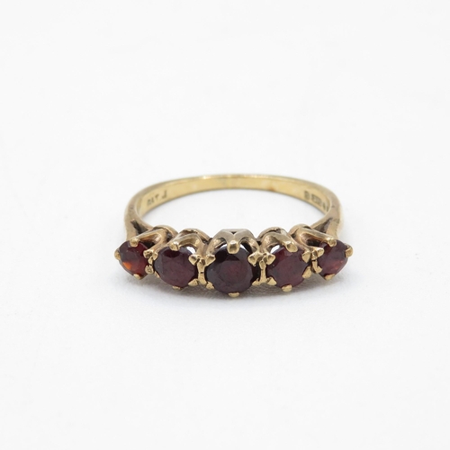 175 - 9ct gold vintage garnet five stone dress ring (2.4g) Size  N