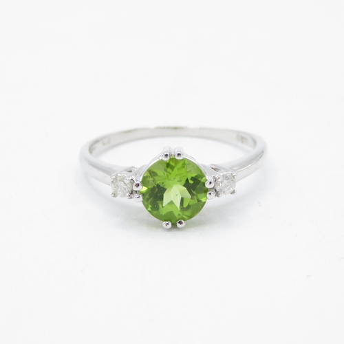 179 - 9ct white gold peridot and diamond trilogy dress ring (2.3g) Size  S