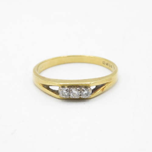 211 - 18ct gold diamond three stone ring (2.3g) Size  P