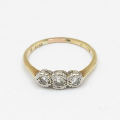 112 - 18ct gold vintage diamond three stone ring (2.2g) Size  M