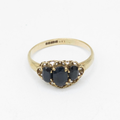 37 - 9ct gold vintage oval cut sapphire three stone ring (1.7g) Size  N