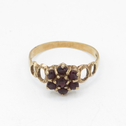 39 - 9ct gold vintage garnet cluster ring (2.1g) Size  P