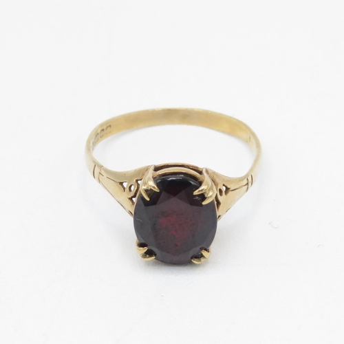 8 - 9ct gold vintage oval cut garnet dress ring (1.9g) AS SEEN - MISHAPEN Size  M