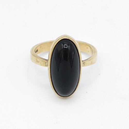 83 - 9ct gold black onyx dress ring, bezel set (4.2g) Size  N