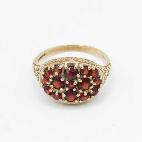 93 - 9ct gold garnet patterned dress ring (2.7g) Size  N