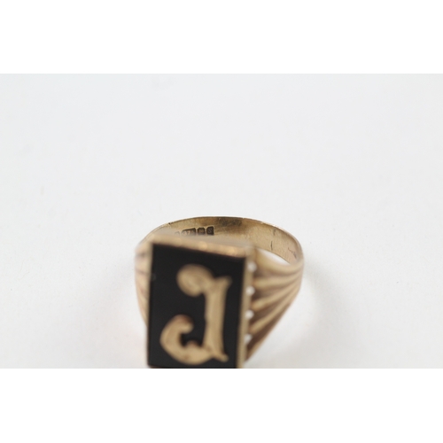 10 - 9ct gold vintage black onyx initial 'R' dress ring (5.3g) Size  T