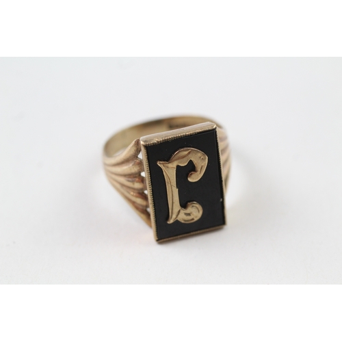 10 - 9ct gold vintage black onyx initial 'R' dress ring (5.3g) Size  T