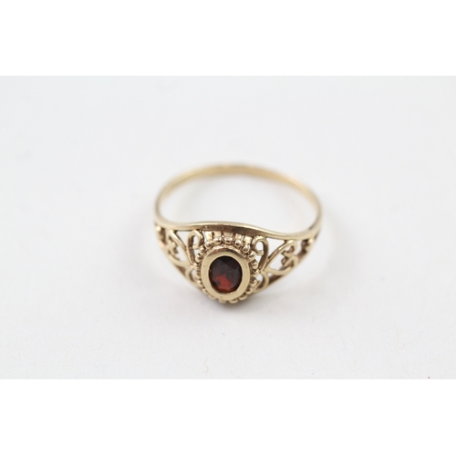 101 - 9ct gold vintage garnet dress ring with patterned shoulders (1.4g) Size  N