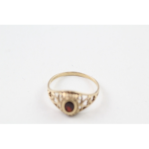 101 - 9ct gold vintage garnet dress ring with patterned shoulders (1.4g) Size  N