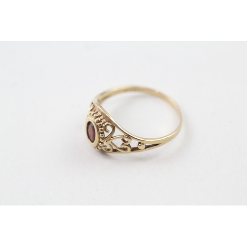 101 - 9ct gold vintage garnet dress ring with patterned shoulders (1.4g) Size  N