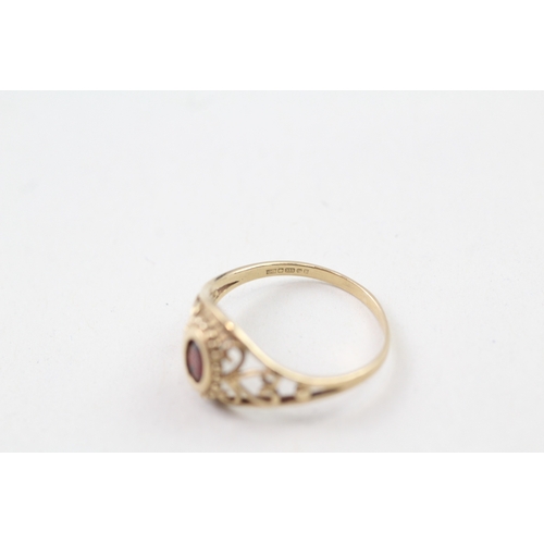 101 - 9ct gold vintage garnet dress ring with patterned shoulders (1.4g) Size  N