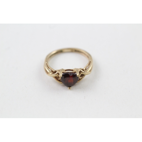 134 - 9ct gold garnet ring (1.5g) Size  H