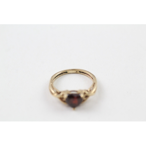 134 - 9ct gold garnet ring (1.5g) Size  H