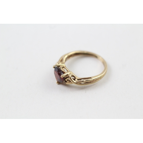 134 - 9ct gold garnet ring (1.5g) Size  H