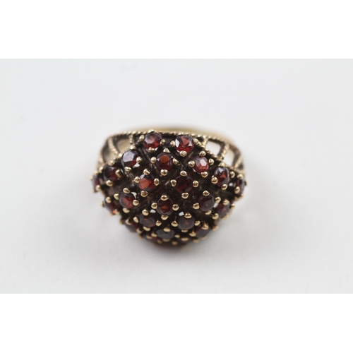 139 - 9ct gold vintage garnet cluster cocktail ring with open shoulders (6.2g) Size  S