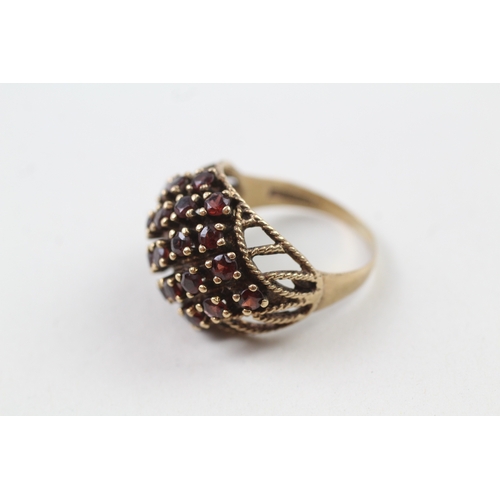 139 - 9ct gold vintage garnet cluster cocktail ring with open shoulders (6.2g) Size  S