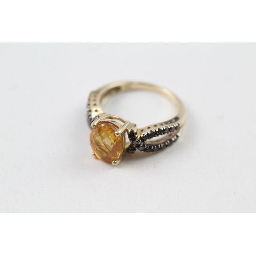 142 - 9ct gold citrine & blue gemstone ring (2.9g) Size  K 1/2