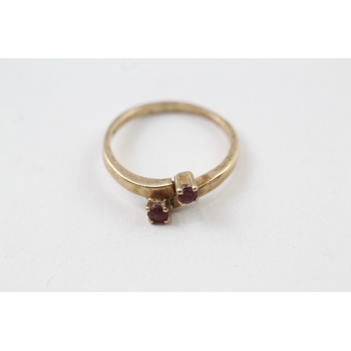 144 - 9ct gold vintage ruby cross over dress ring (2g) Size  M 1/2