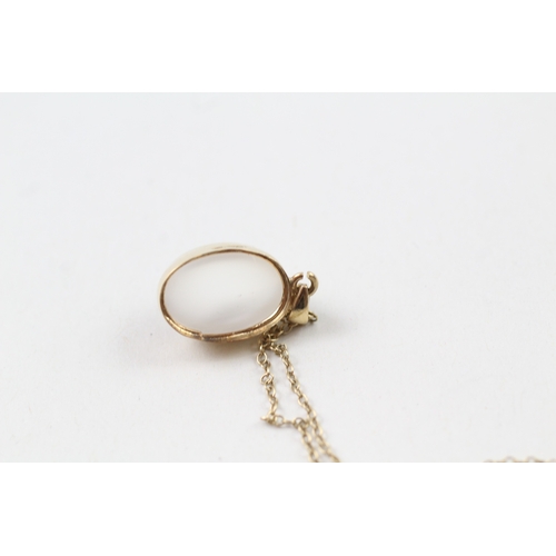 150 - 9ct gold moonstone cabochon pendant with 9ct gold chain (3g)