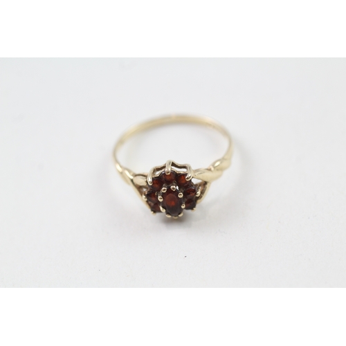 156 - 9ct gold vintage garnet halo dress ring (1.3g) Size  M