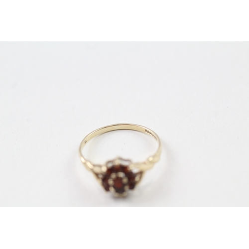 156 - 9ct gold vintage garnet halo dress ring (1.3g) Size  M