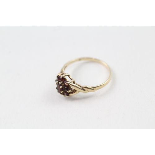 156 - 9ct gold vintage garnet halo dress ring (1.3g) Size  M