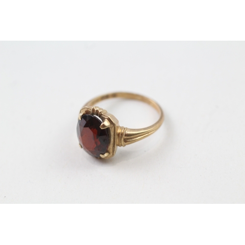 162 - 9ct gold vintage garnet dress ring (3g) Size  M