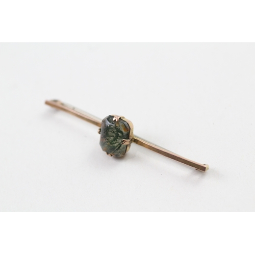 164 - 9ct gold vintage moss agate bar brooch (2g)