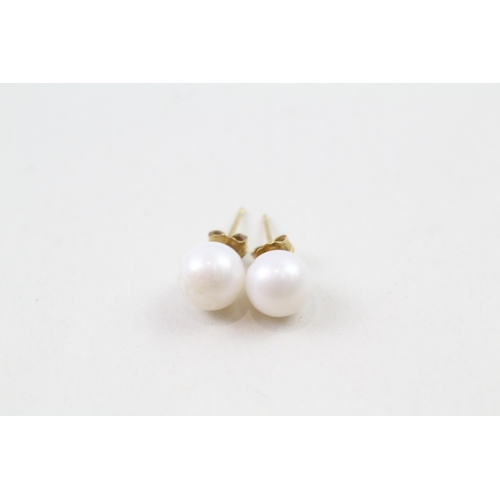 167 - 18ct gold cultured pearl stud earrings (1.3g)