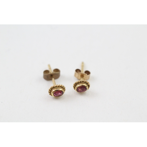 202 - 9ct gold vintage ruby solitaire stud earrings (0.7g)