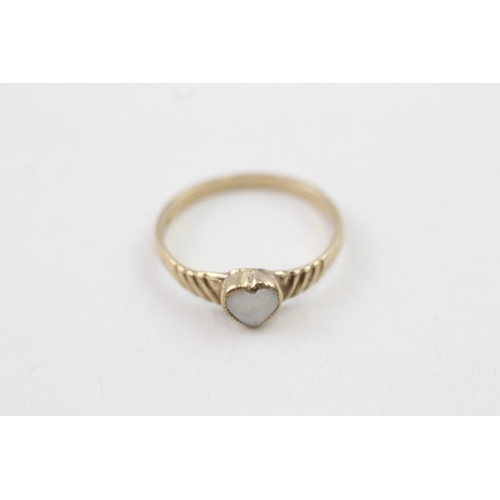 204 - 9ct gold opal ring (1.3g) Size  L