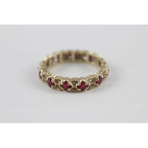 216 - 9ct gold patterned red gemstone full eternity ring (2.8g) Size  O