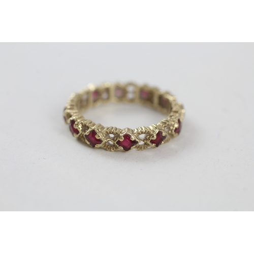 216 - 9ct gold patterned red gemstone full eternity ring (2.8g) Size  O