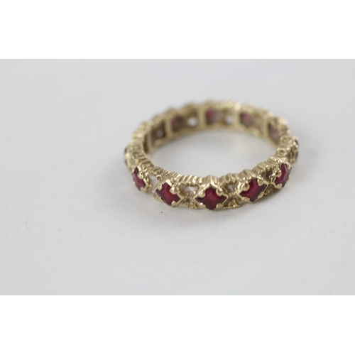 216 - 9ct gold patterned red gemstone full eternity ring (2.8g) Size  O