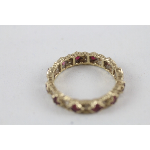 216 - 9ct gold patterned red gemstone full eternity ring (2.8g) Size  O