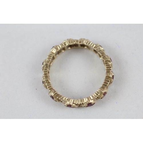 216 - 9ct gold patterned red gemstone full eternity ring (2.8g) Size  O