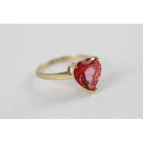 220 - 9ct gold heart cut red gemstone dress ring (2.8g) Size  O