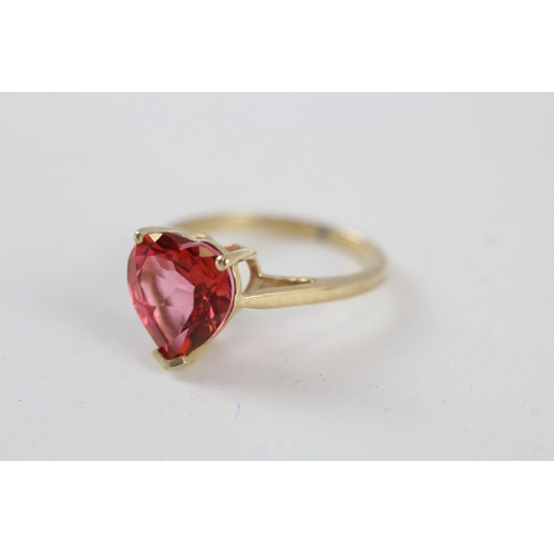 220 - 9ct gold heart cut red gemstone dress ring (2.8g) Size  O