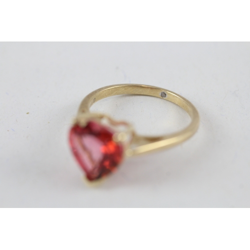 220 - 9ct gold heart cut red gemstone dress ring (2.8g) Size  O