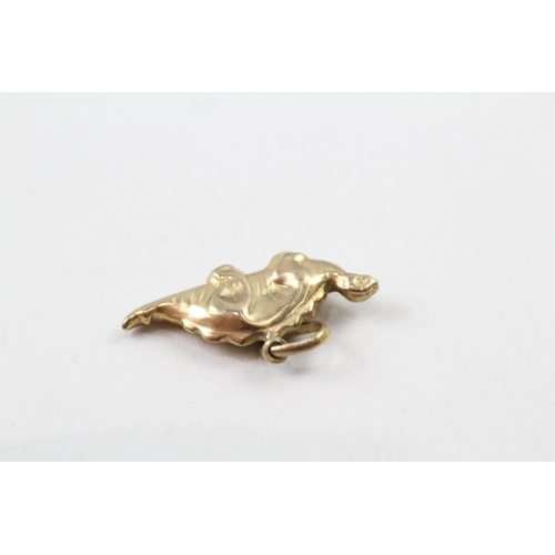 29 - 9ct gold stegosaurus charm (0.9g)