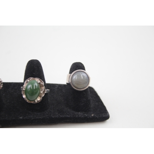 351 - A collection of silver rings including Caithness Glass (49g)